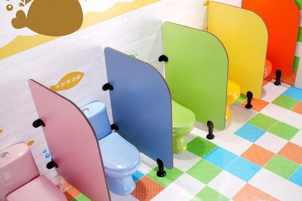 Hình ảnh trang trí nhà vệ sinh mầm non màu sắc nổi bật