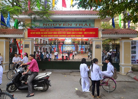 Thi công vách ngăn vệ sinh trường THCS Nguyễn Trãi