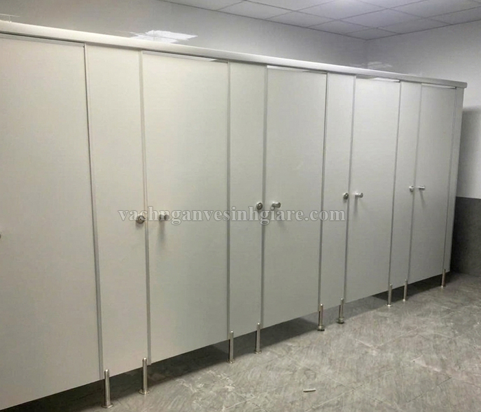 Vì sao độ nén quyết định chi phí khi thi công vách ngăn vệ sinh compact cdf?