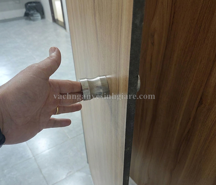 Lưu ý 2: Phun sơn cạnh chống thấm khi thi công vách ngăn vệ sinh compact cdf