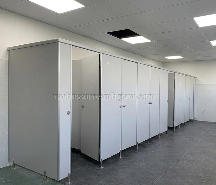 Quy trình thi công vách ngăn vệ sinh compact cdf tiến độ nhanh cho khu công nghiệp